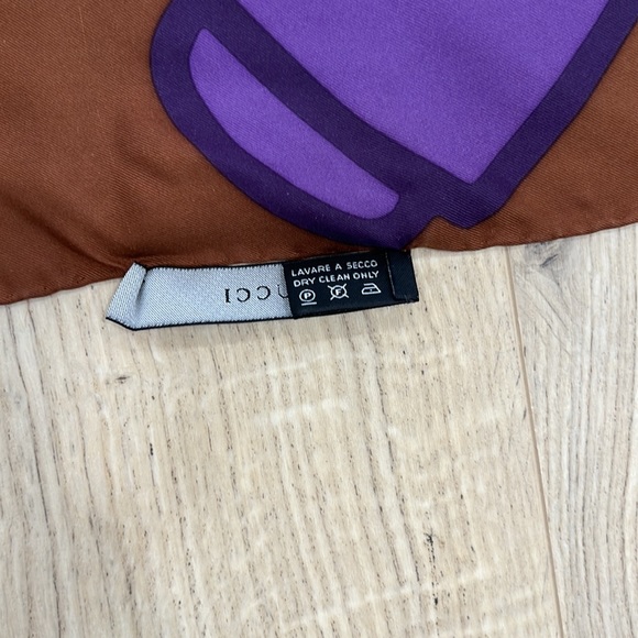 GUCCI SILK SCARF. 100%AUTHENTIC. USED. IN GOOD CONDITION. - Picture 5 of 11